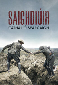 Cabhraíonn beirt shaighdiúirí le saighdiúir leonta trinse a thrasnu, two soldiers lelp a wounded copmrade across a trench.