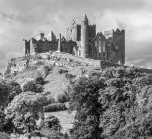 Grianghraf dubh is bán de Chaiseal Mumhan, black and white photograph of the Rock of Cashel