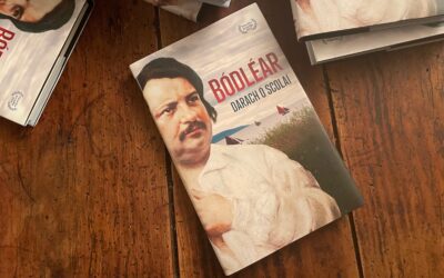 Leabhair leagtha ar bhord, books laid out on a table